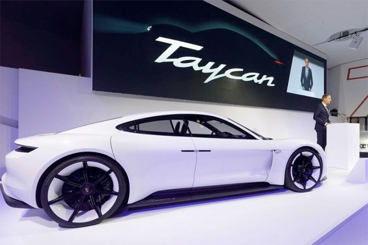 Permintaan tinggi, Porsche siap naikkan produksi Taycan listrik