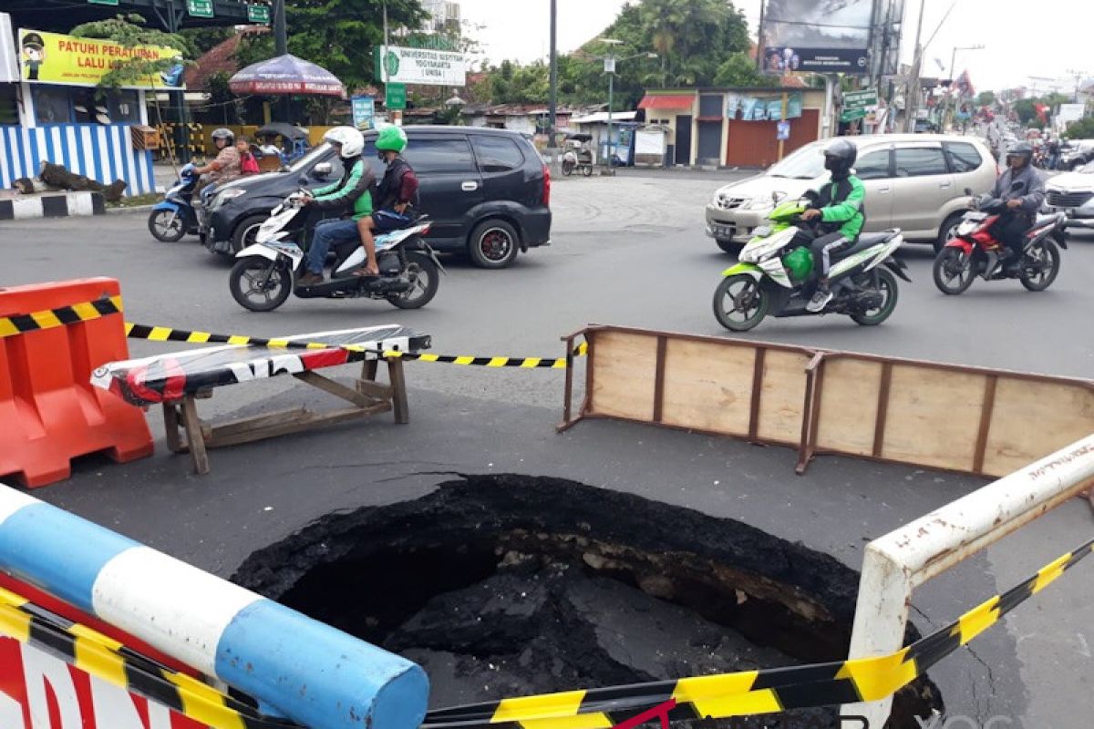 Kerusakan SAL diduga sebabkan jalan ambles di simpang Ngabean