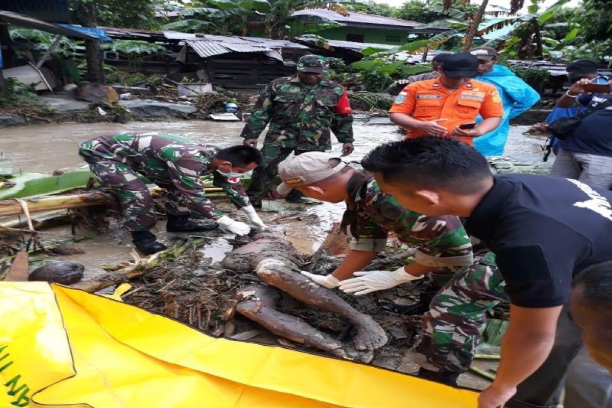 Babinsa Sentani temukan jenazah korban banjir bandang