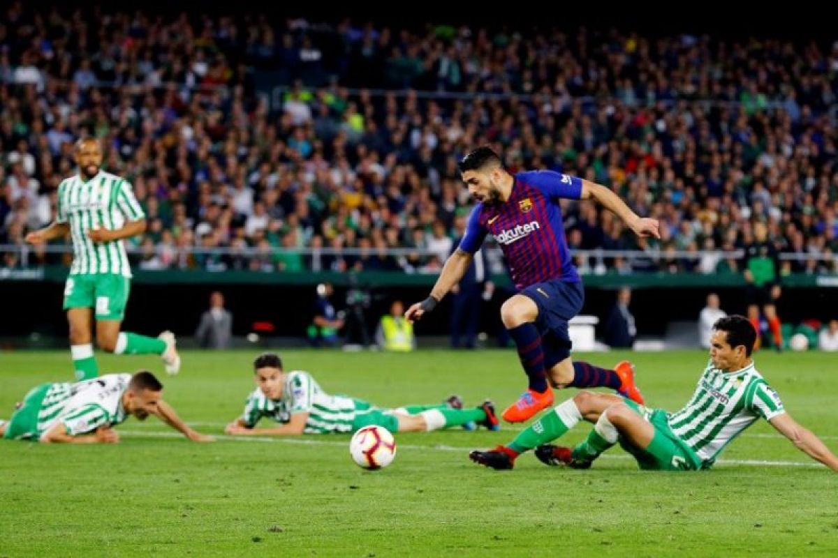 Luis Suarez alami cedera saat Barcelona kalahkan Real Betis 4-1