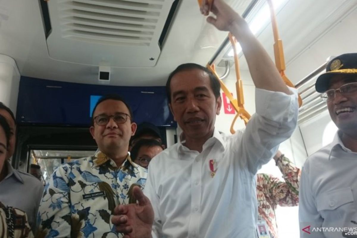 Presiden Joko Widodo minta pengguna kendaraan pribadi beralih ke transportasi massal