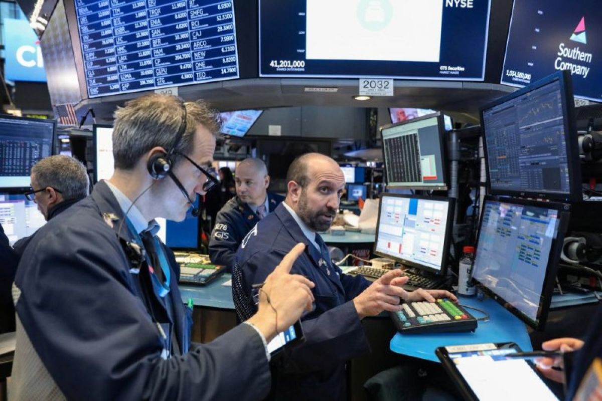 Bursa Wall Street ditutup bervariasi menjelang pidato Ketua Fed