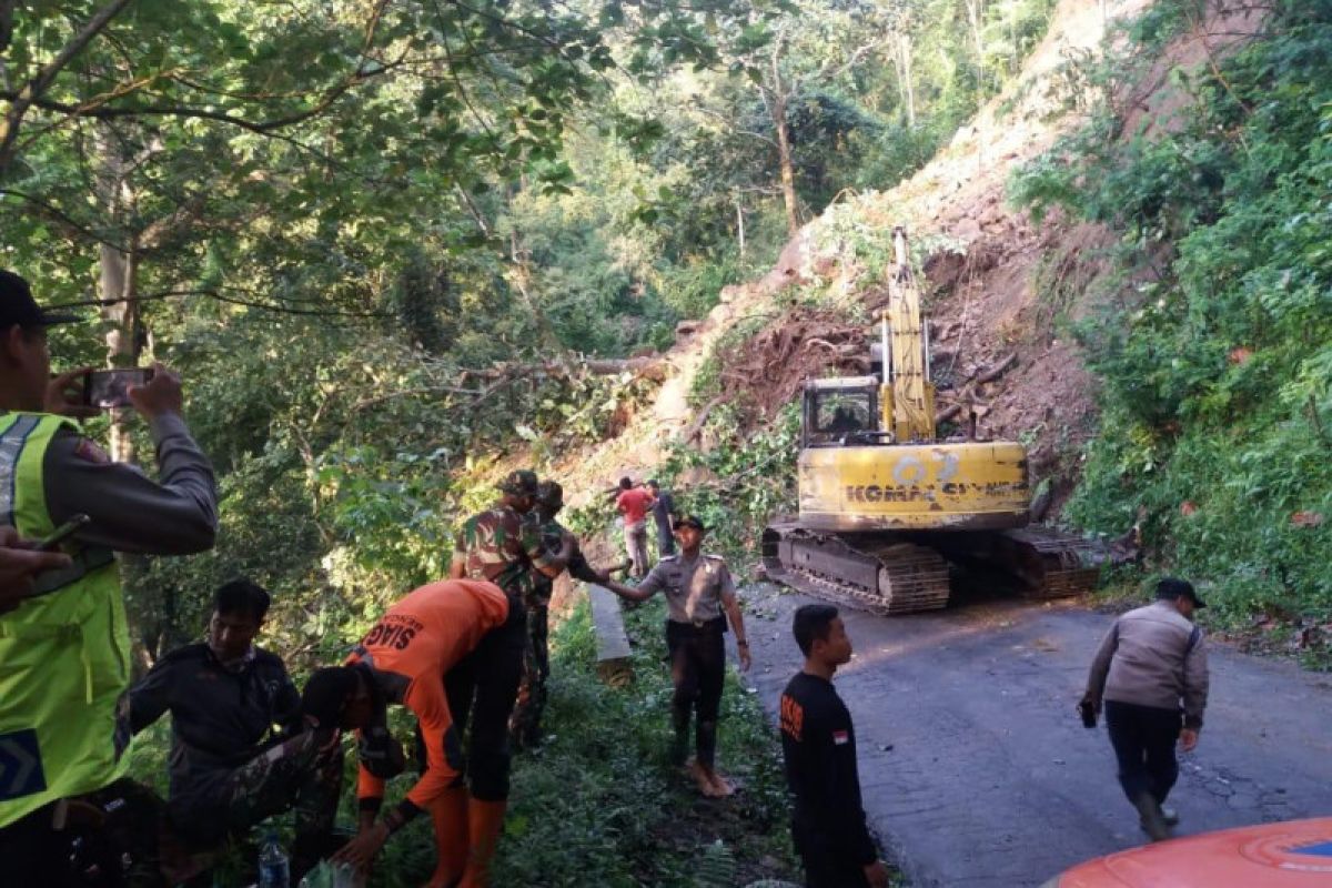 Tiga warga tewas akibat longsor di Dusun Sriti