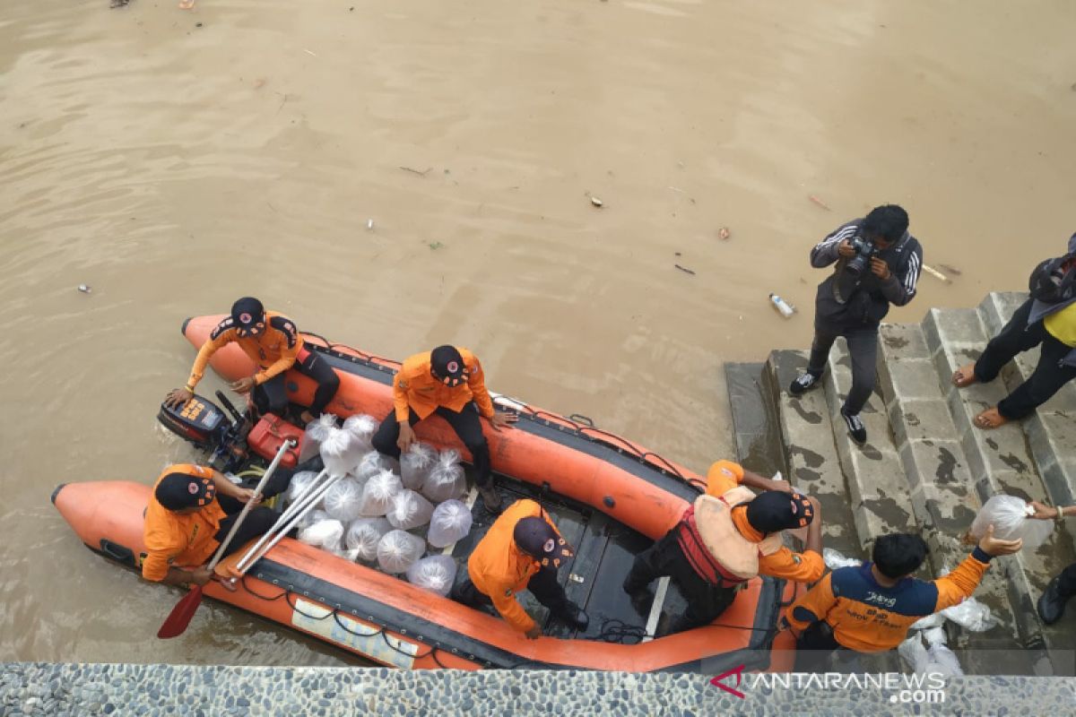 Maksimalkan potensi wisata Bendung Karet Tirtonadi, Pemkot tebar benih ikan