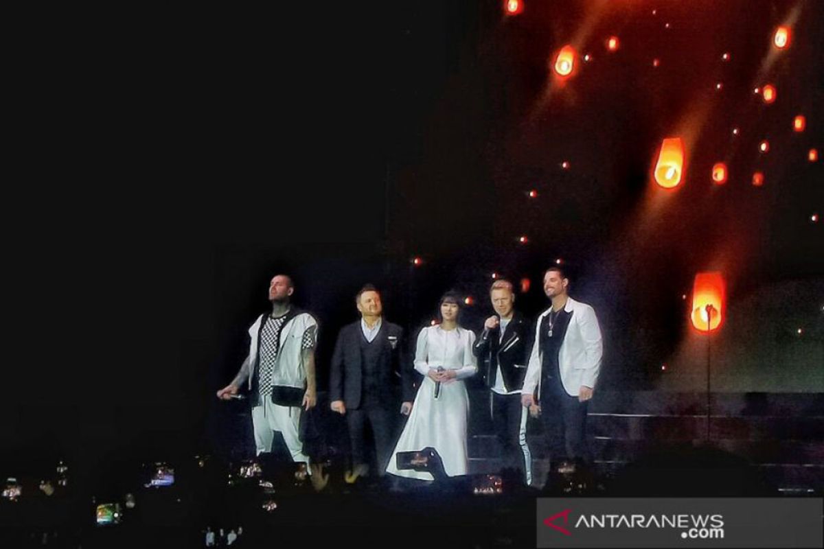 Isyana Saraswati Diajak Boyzone Nyanyikan "No Matter What"