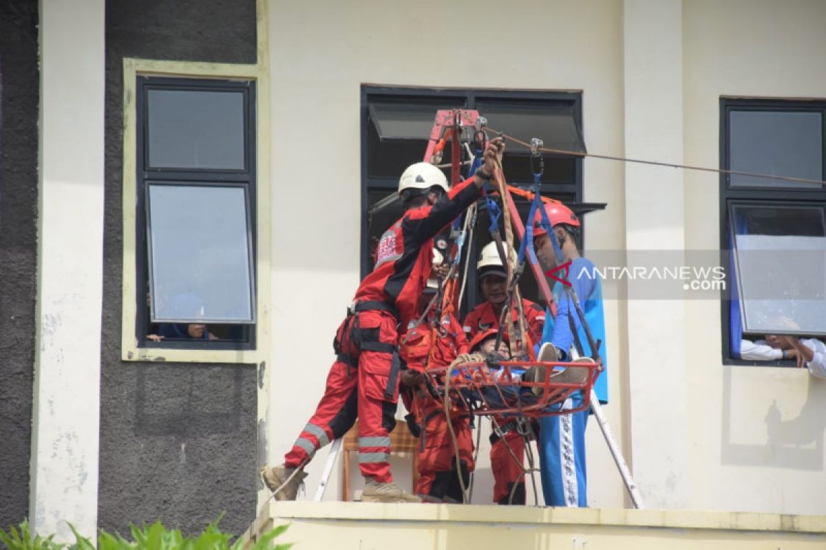 Pelajar antusias ikut simulasi penanganan bencana oleh Tagana