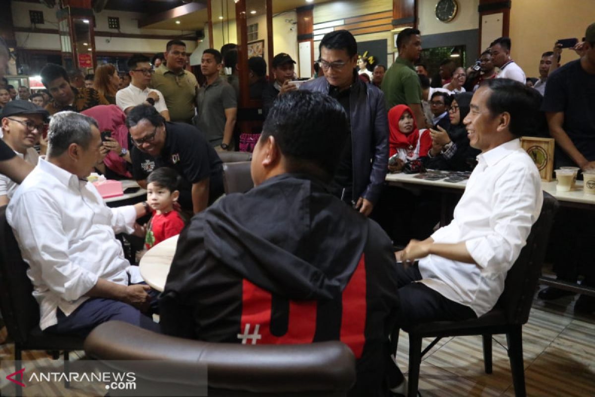 Menginap di Dumai, Jokowi Habiskan malam dengan kopi dan borong durian