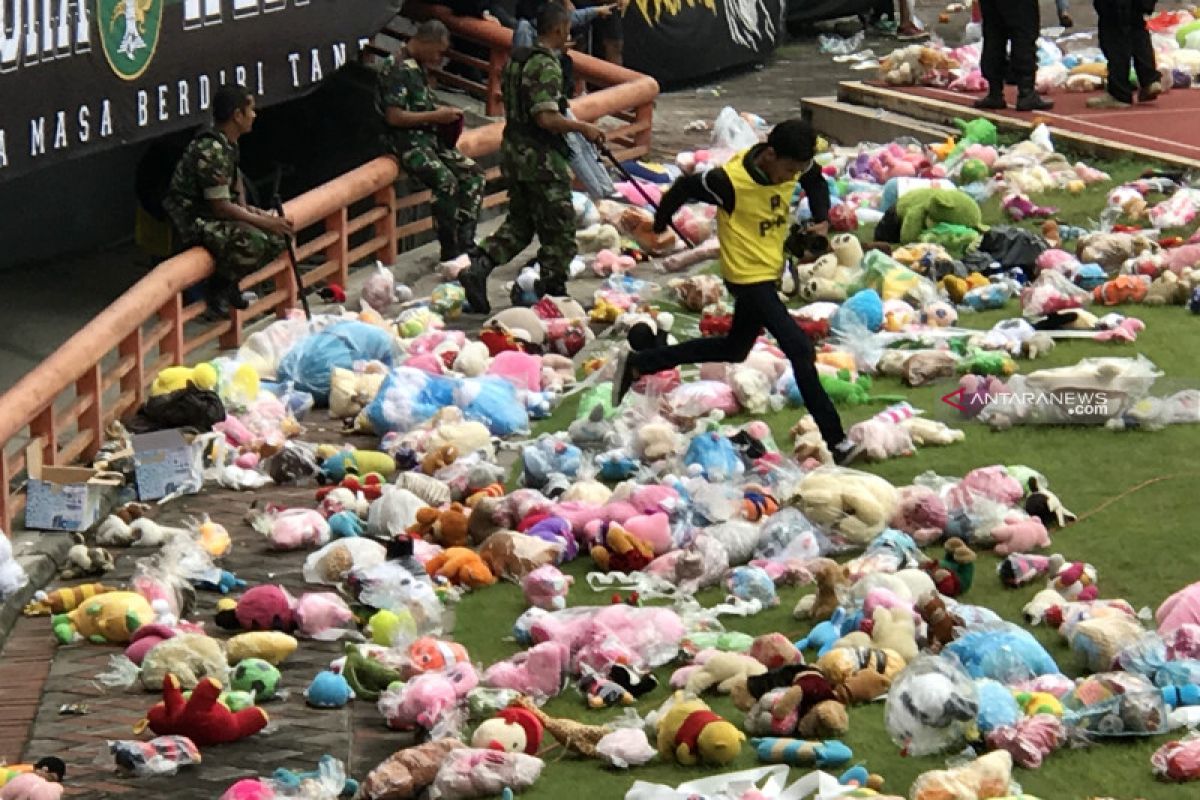 Puluhan ribu bonek-bonita aksi "hujan boneka"