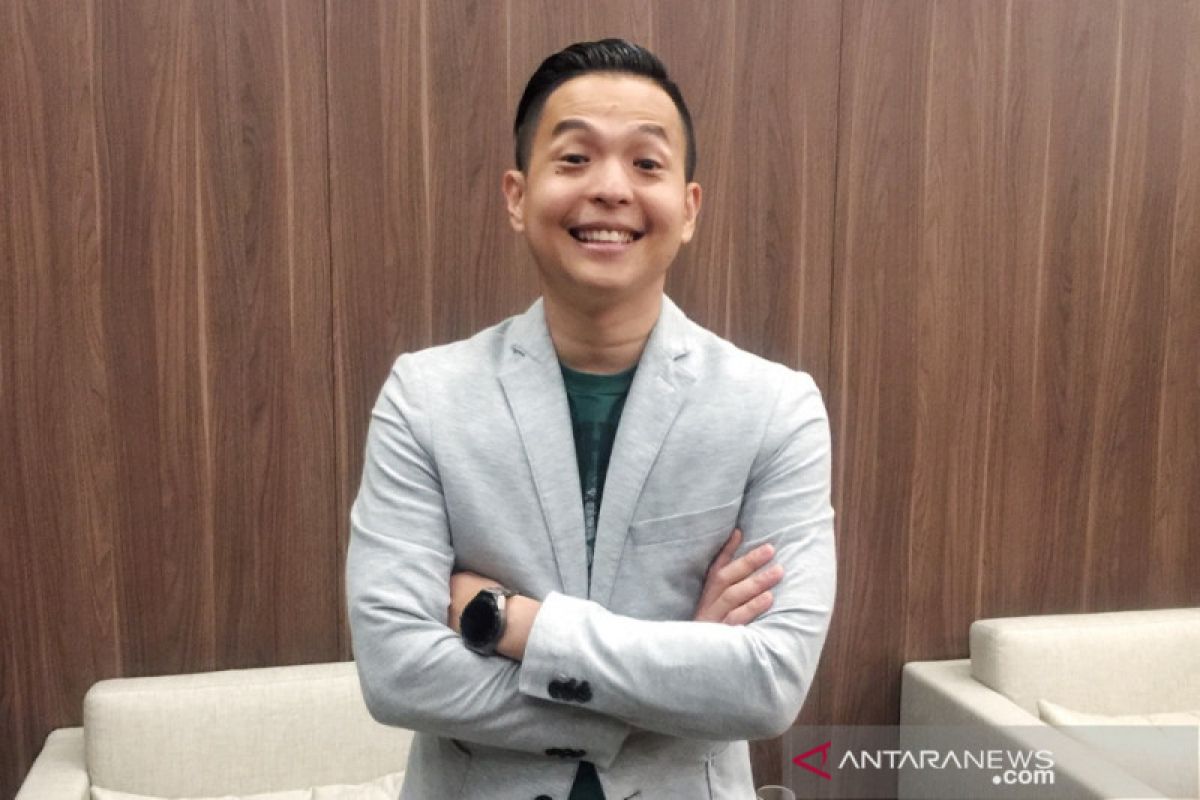 Ernest Prakasa akan rilis film kisah romantis dengan sedikit komika