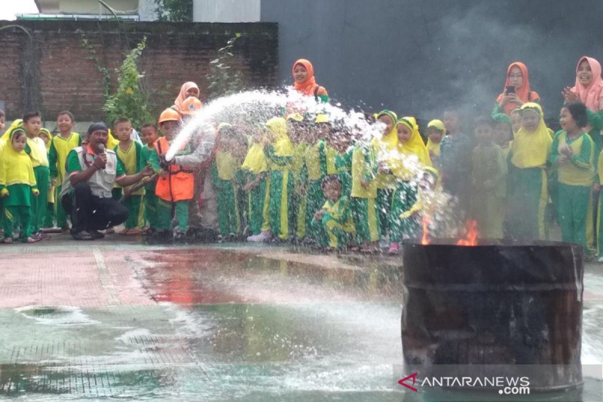 Siswa kelompok bermain di Kudus diperkenalkan simulasi tanggap bencana