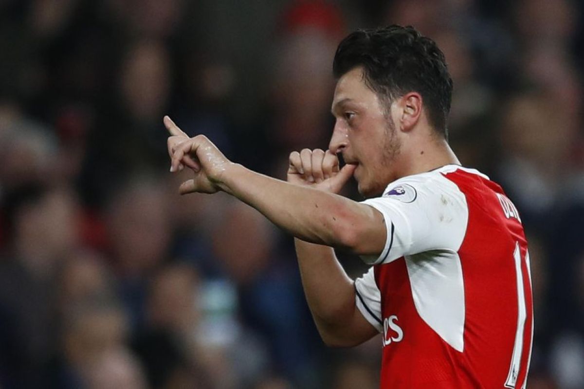 Insiden perampokan, Ozil dan Kolasinac absen lawan Newcastle