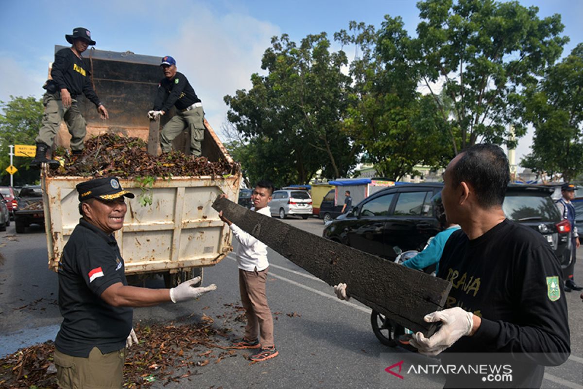 Gubernur Riau: contoh kebiasaan bersih-bersih pedagang di Bali