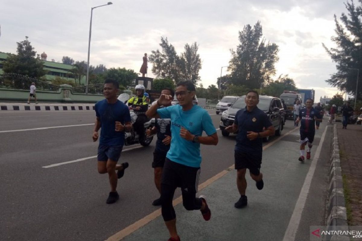 Jelang berkampanye, Sandiaga berlari sambil menikmati Pantai Banua Patra Balikpapan