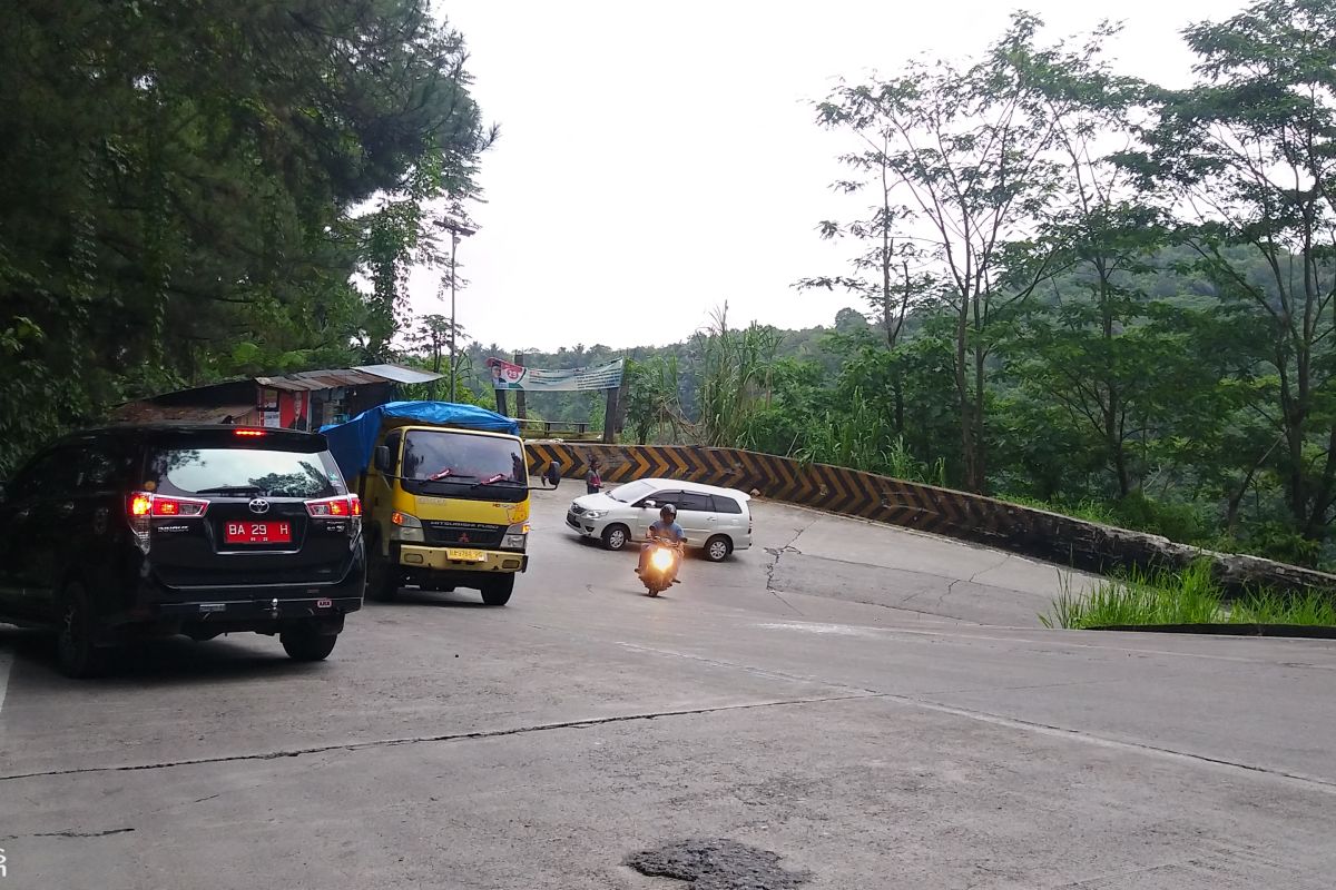 Menantang maut di jalur  Sitinjau Laut