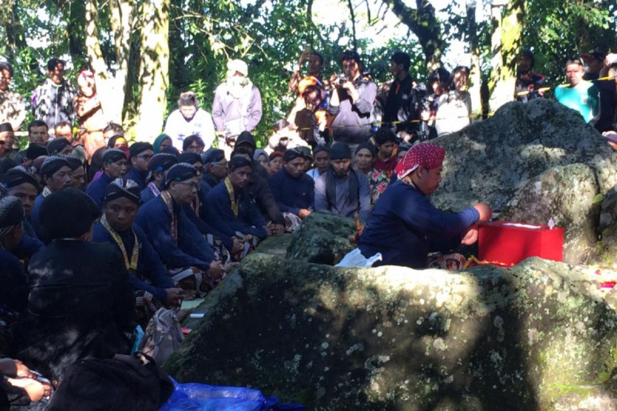 Labuhan Merapi, ritual memperingati naik tahta Sultan Hamengku Buwono (HB) X