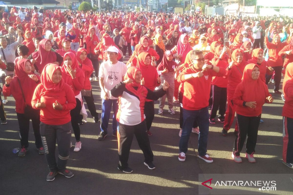 Ibu-ibu di Bandarlampung Senam "Goyang Jempol Jokowi Gaspol"