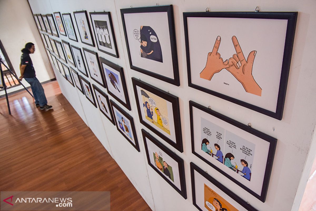 Menikmati pameran satire politik "Kartun 0102" di Pekanbaru