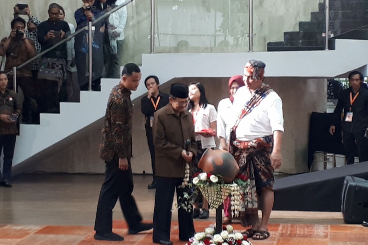 Habibie buka Festival Wastra Nusantara di Bogor