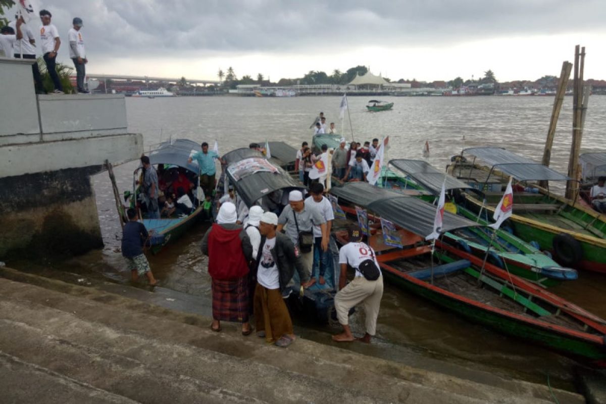 Ribuan pendukung Prabowo ramai-ramai datang ke kampanye akbar naik perahu