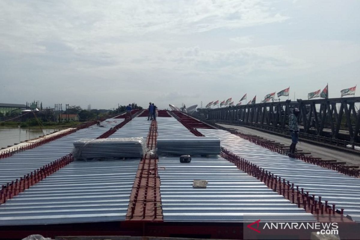 Lantai Jembatan Tanggulangin mulai dicor