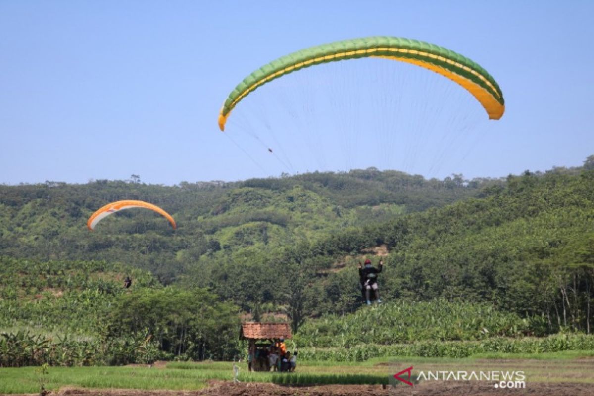 Melalui kejuaraan paralayang, Batang promosikan Bukit Sikuping