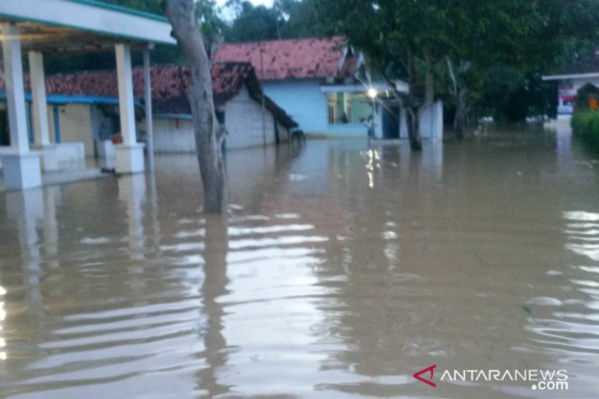 Banjir bandang landa tiga kecamatan di Limapuluh Kota, TPS aman