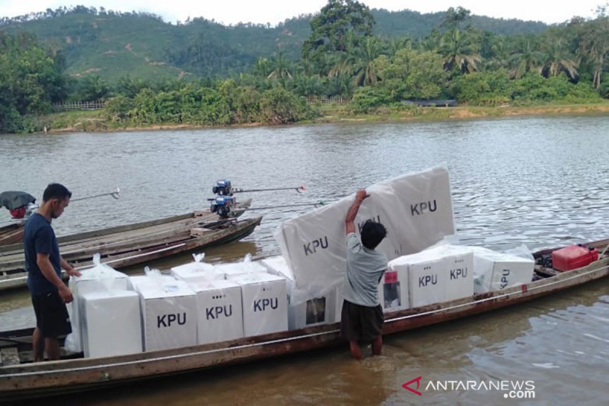 Penuh perjuangan, pengiriman logistik Pemilu di SM Rimbang Baling Riau andalkan perahu