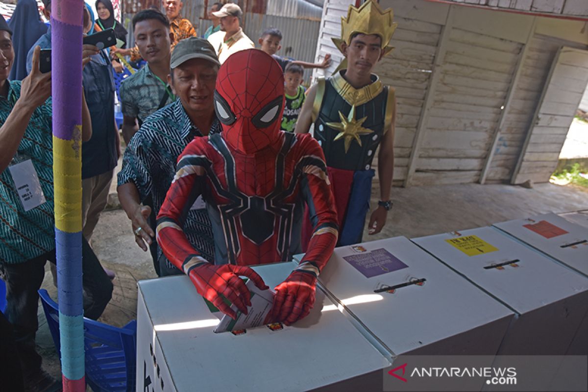 Spiderman dan-gatot kaca ikut nyoblos  semarakkan pemilu