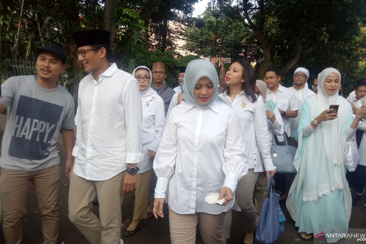 Sandiaga menuju TPS diiringi lantunan shalawat