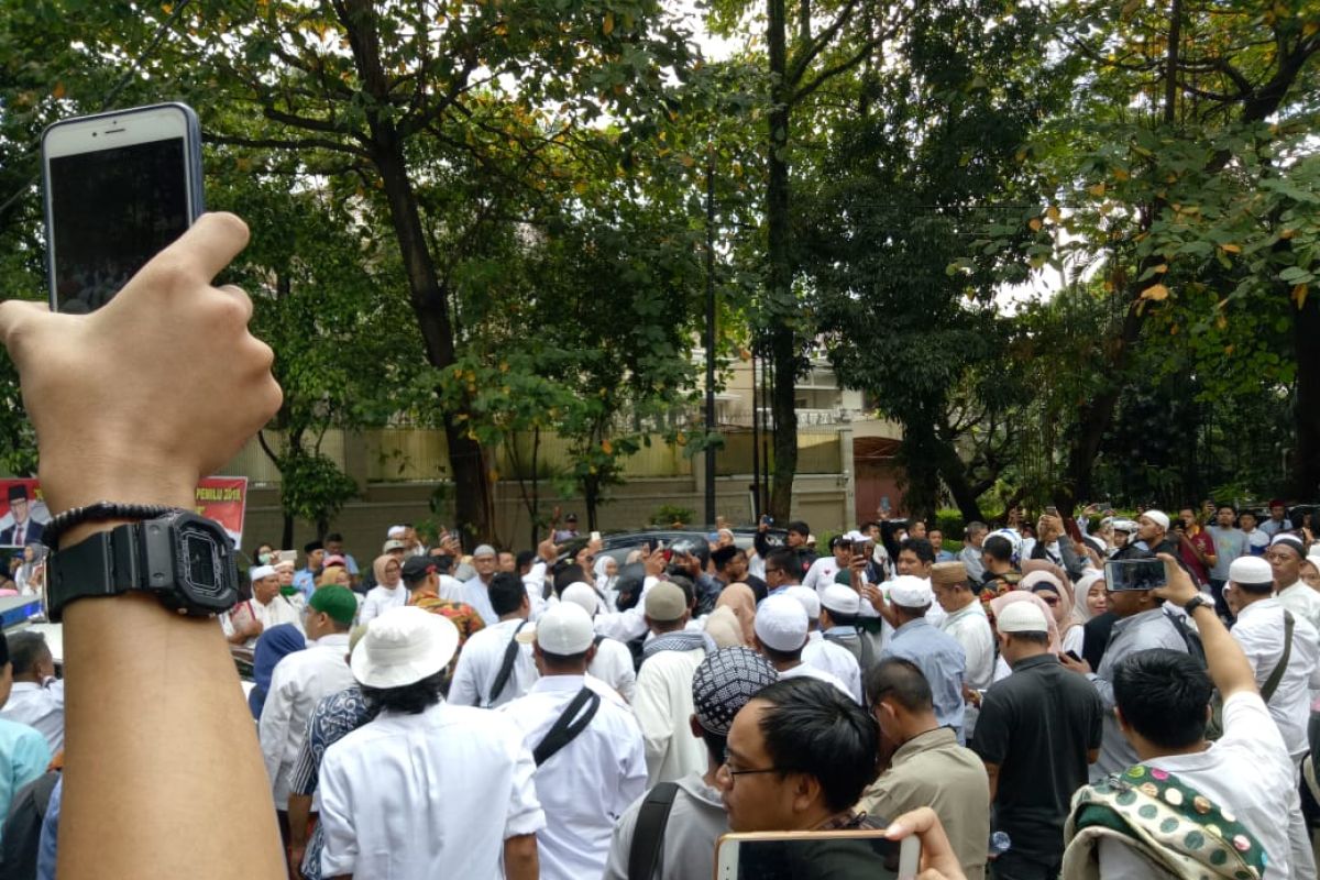 Massa berdatangan ke kediaman Prabowo di Kertanegara untuk doa bersama