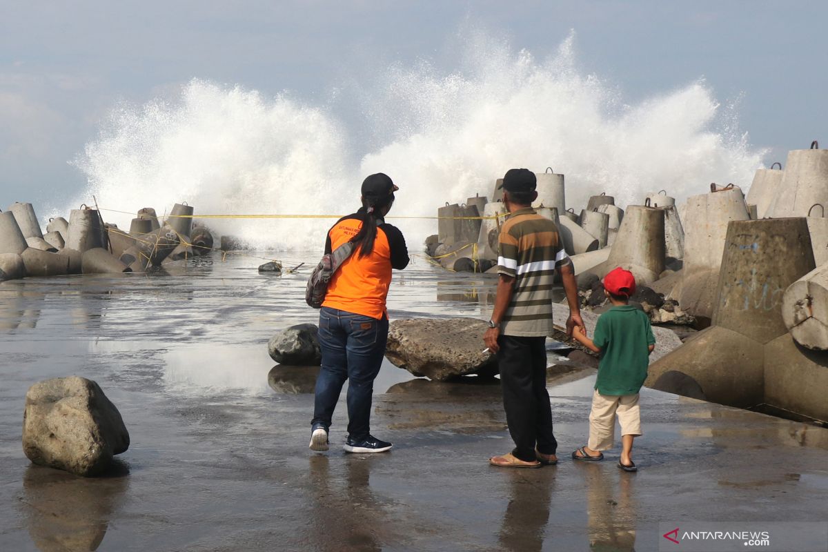 Gelombang di wilayah perairan NTT mencapai 4 meter