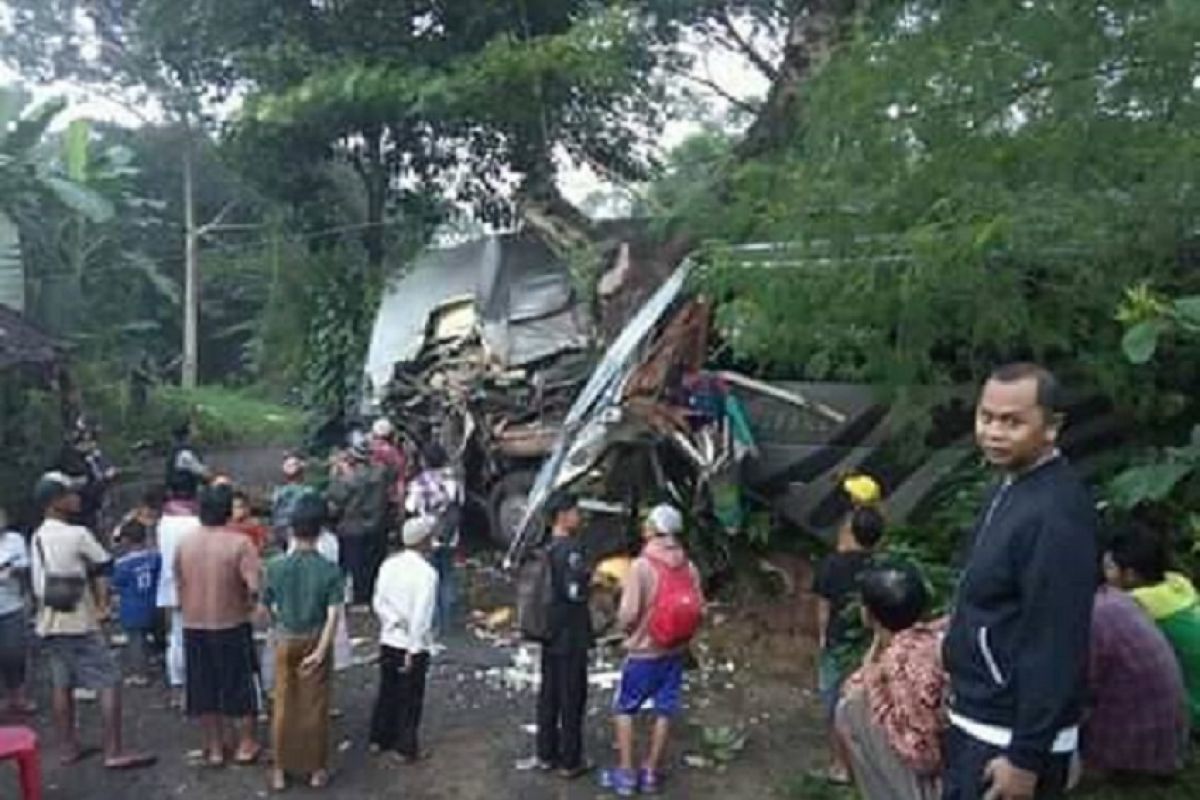 Bus study tour kecelakaan, dua pelajar tewas