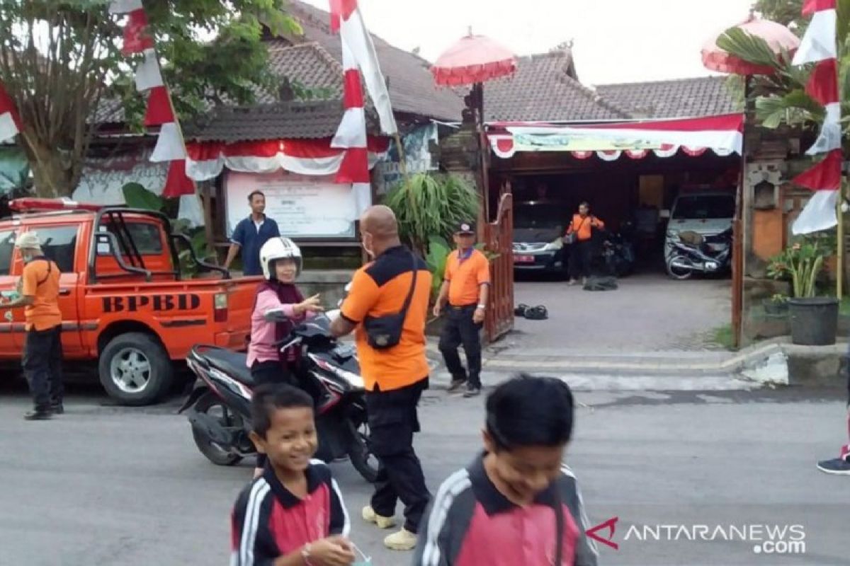 Gunung Agung  erupsi dengan kolom abu capai 2.000 meter