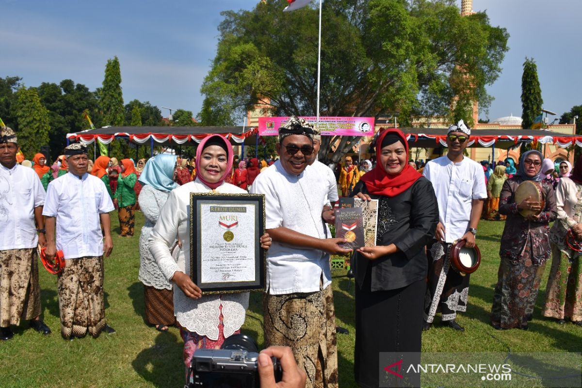 Salawatan ribuan warga Pekalongan sambut Hari Kartini pecahkam rekor MURI