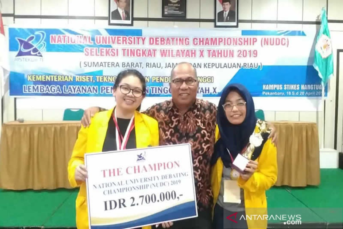 Kalahkan Unri dan UNP, Unilak Juara 1 Lomba Debat LL2DIKTI