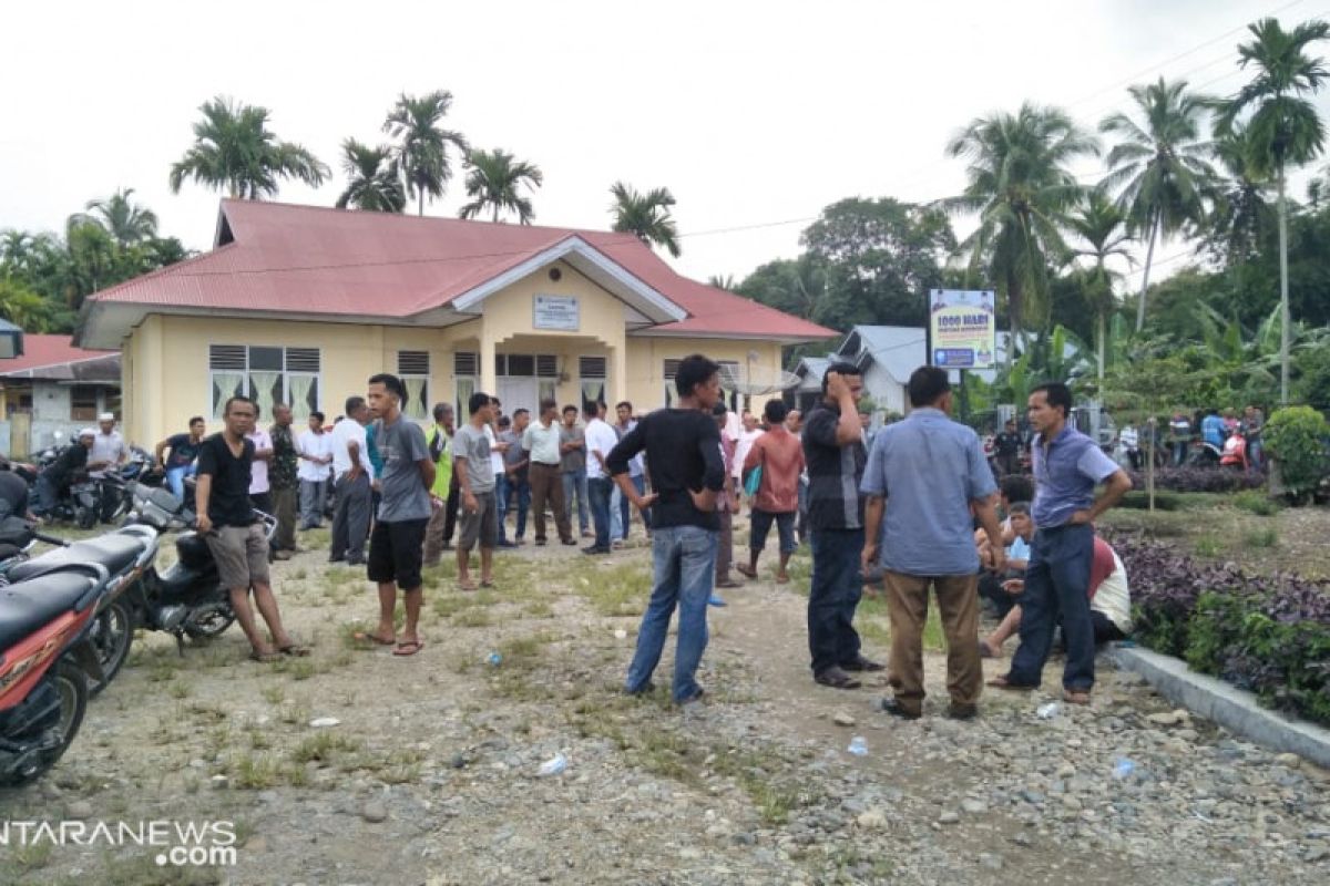 Rekapitulasi suara di PPK Rao Selatan nyaris ricuh, polisi lepaskan tembakan peringatan