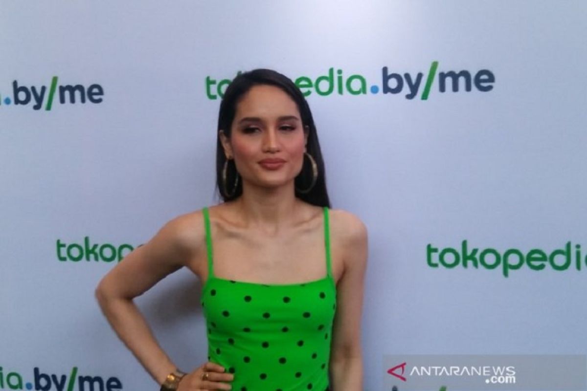 Cinta Laura terbiasa belanja online sikat gigi hingga perlengkapan olahraga