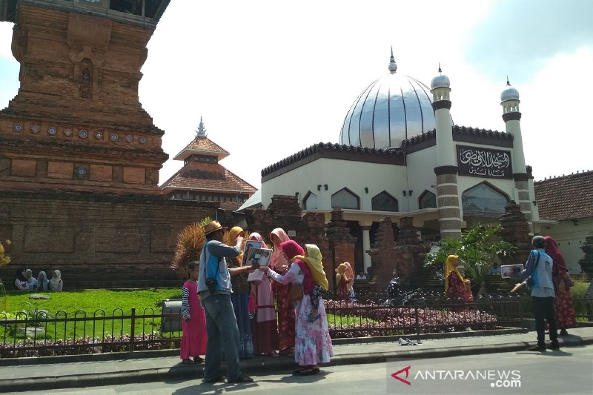 Keberadaan "Mat Kodak" di Menara Kudus kian terjepit