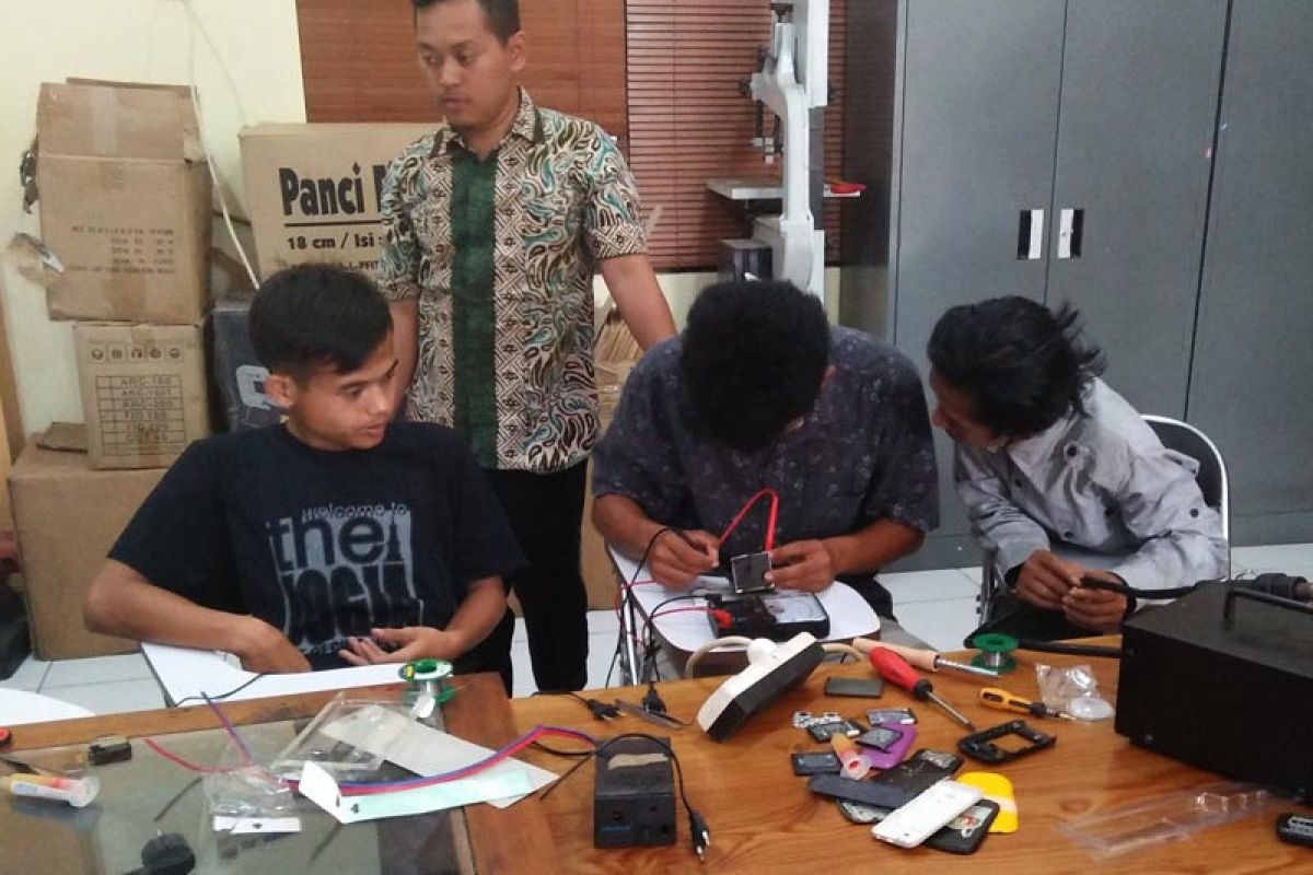 Anak tunarungu Kota Magelang dilatih servis telepon seluler