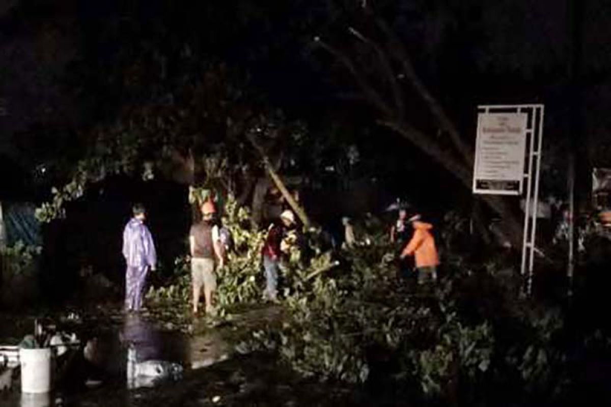 Pancaroba, warga Cilacap diimbau mewaspadai puting beliung