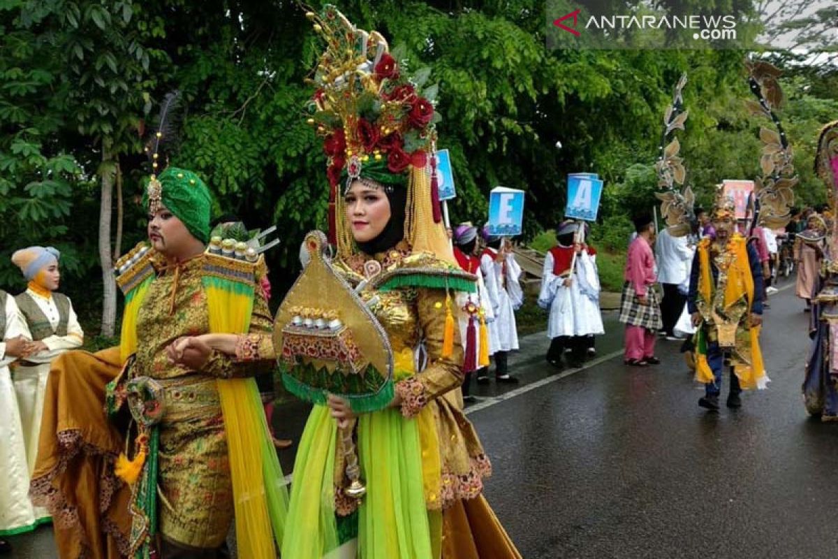 Lingga tampilkan tepuk tepung tawar dan kostum karnaval (video)