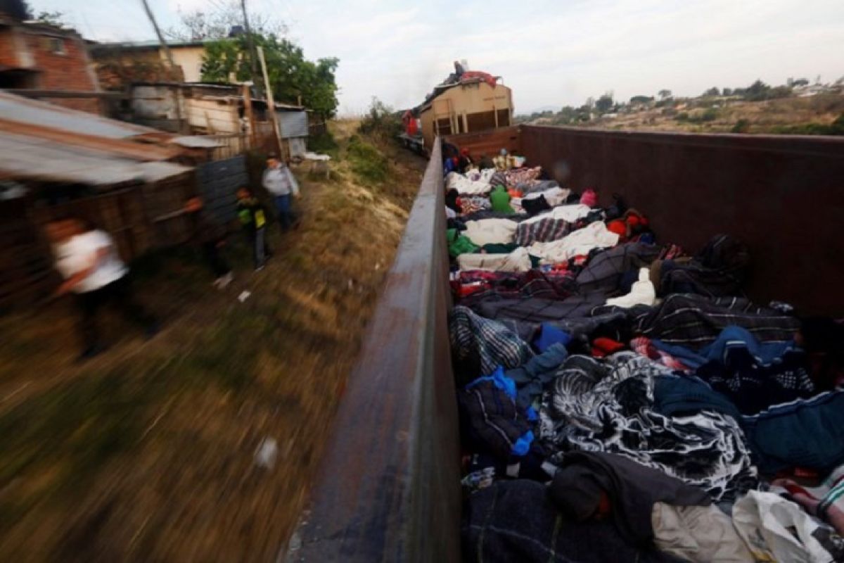 Ratusan migran menuju Amerika Serikat gunakan kereta barang di Meksiko