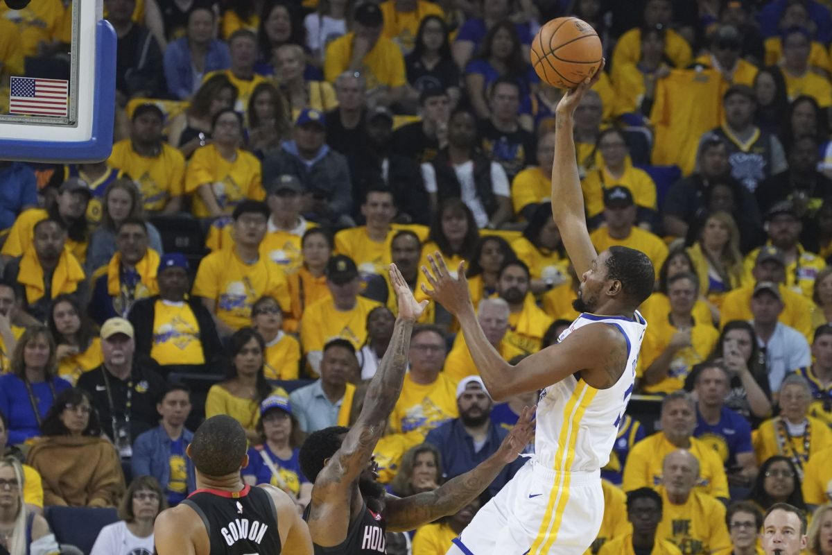 Kevin Durant pimpin Warriors terkam Rockets 104-100