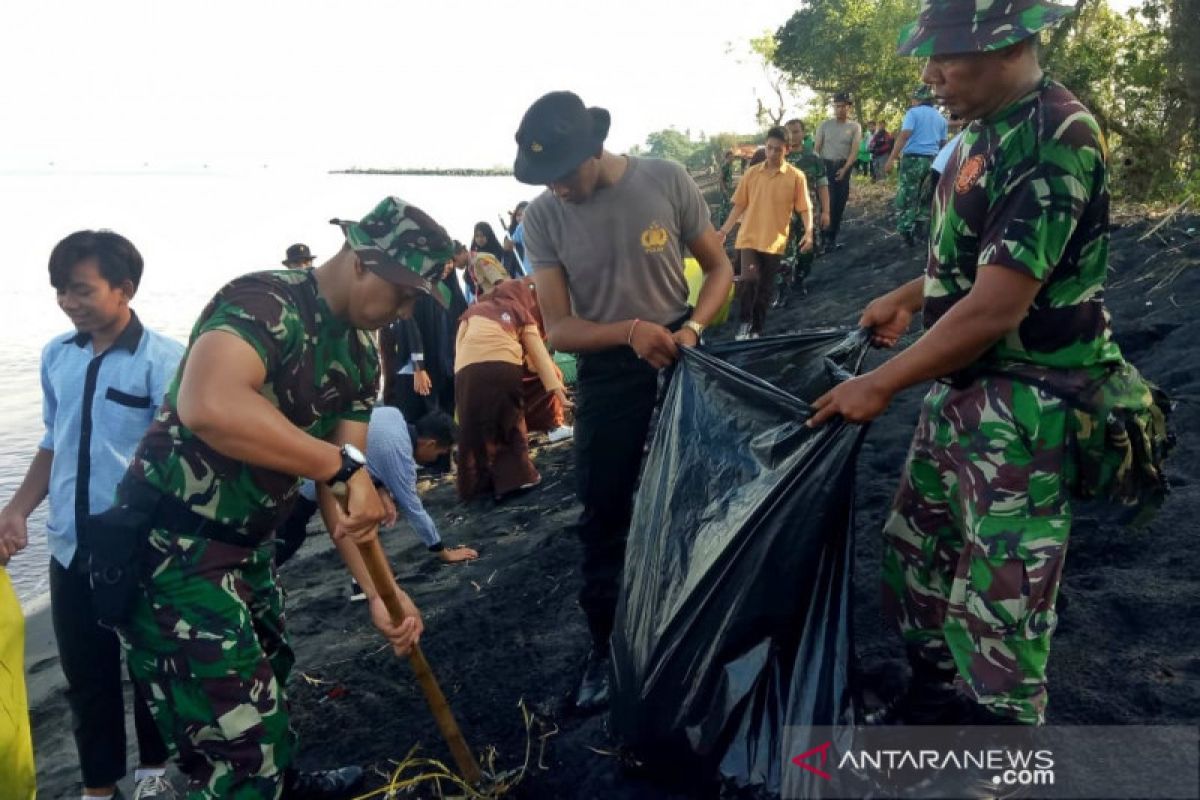 Korem 162/WB bersih pantai sambut HUT Kodam IX/Udayana