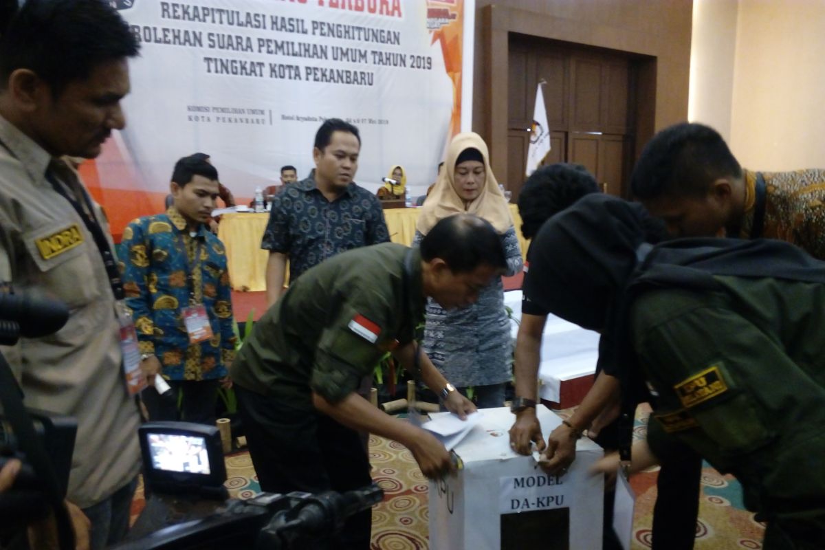 KPU Pekanbaru sahkan perolehan suara 7 kecamatan, Prabowo-Sandiaga unggul sementara