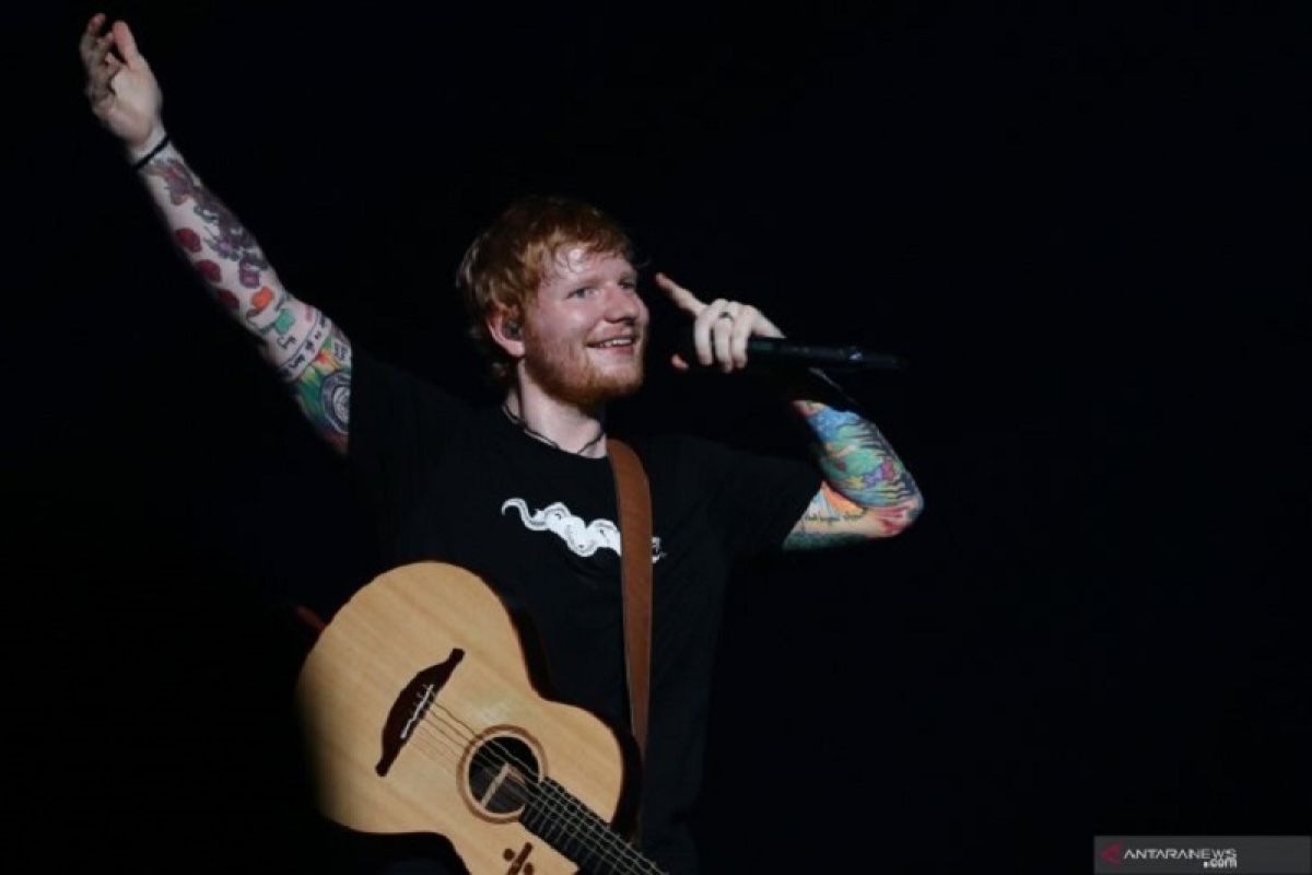 Ed Sheeran bikin penonton berkaraoke massal di Gelora Bung Karno