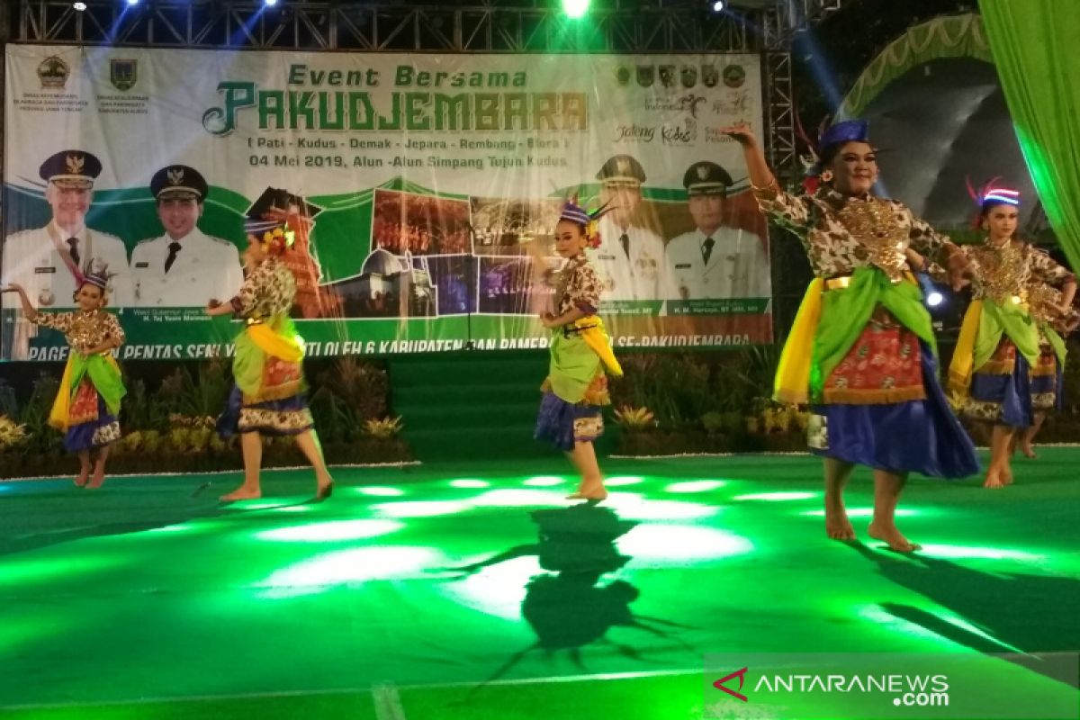 Enam kabupaten unjuk kesenian daerah di pentas seni Pakudjembara