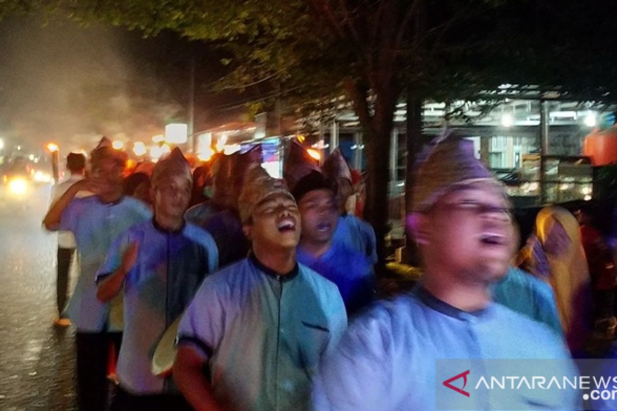 Ratusan remaja Gabek Pangkalpinang pawai obor