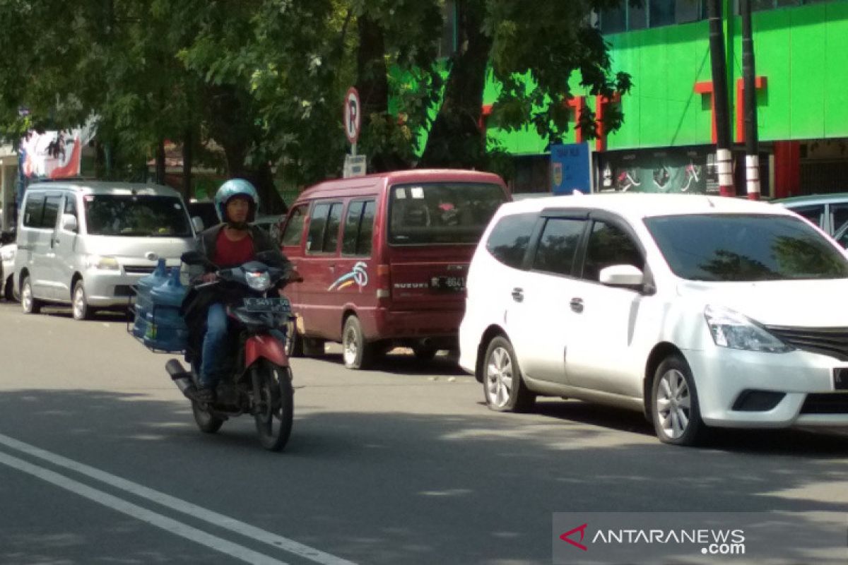 Daerah ini kempesi ban mobil parkir sembarangan