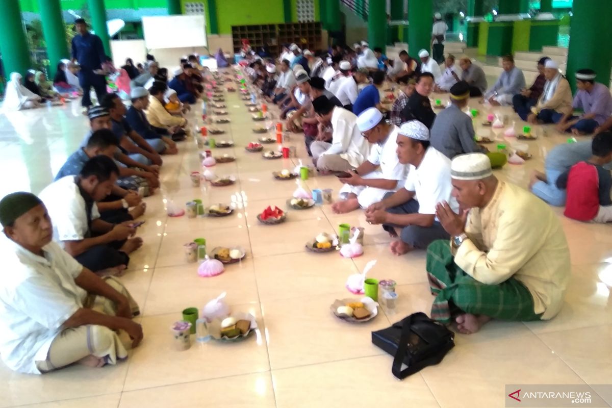 26 masjid di Biak sediakan takjil buka puasa gratis